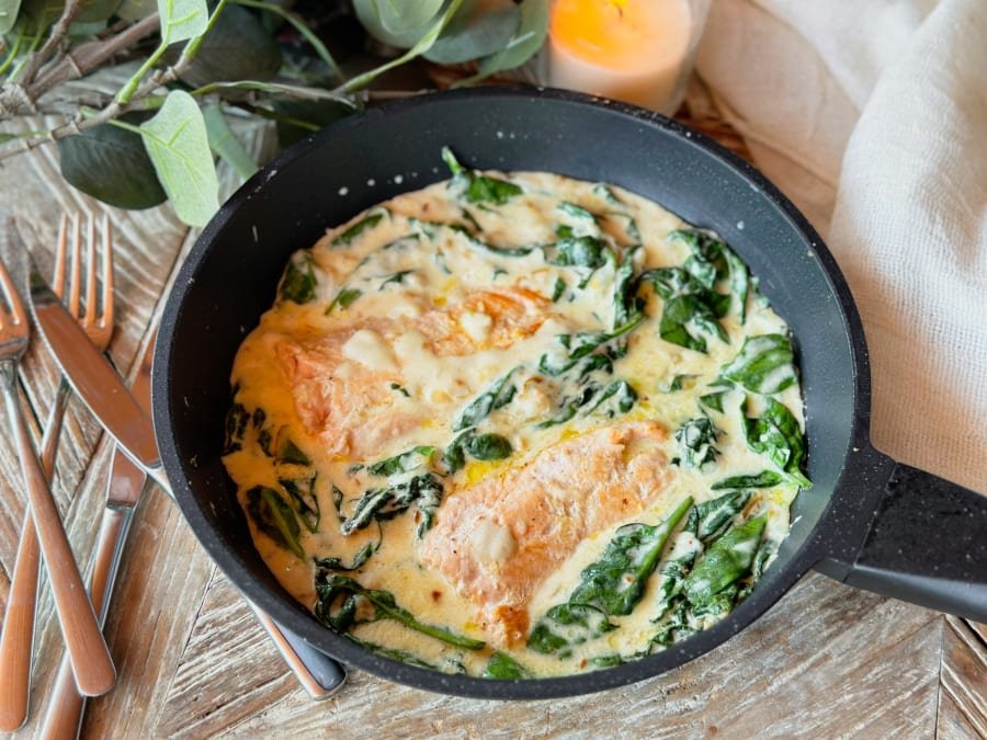 Plato de salmón con espinacas y arroz integral para fortalecer el cabello.