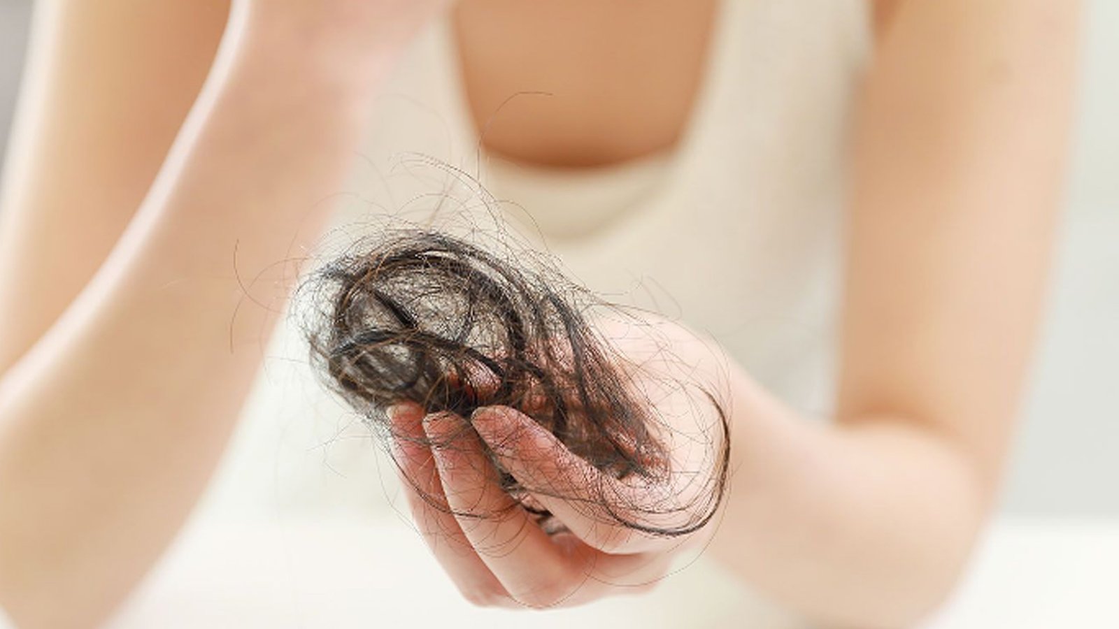 Vitaminas para la caída del cabello: qué funciona y qué no